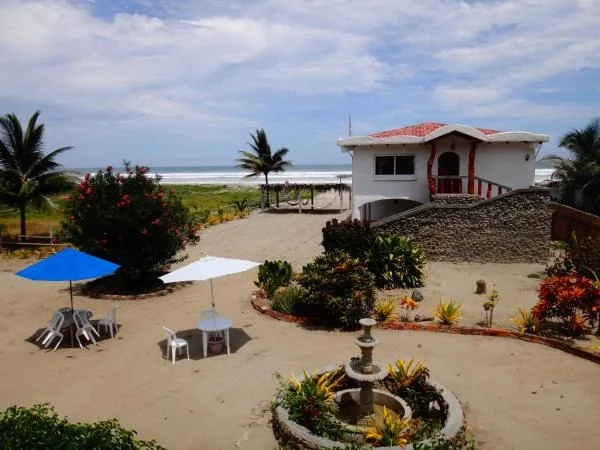 Garden with palms, umbrellas and fountain facing the sea at Sundown Beach Hotel, Canoa
