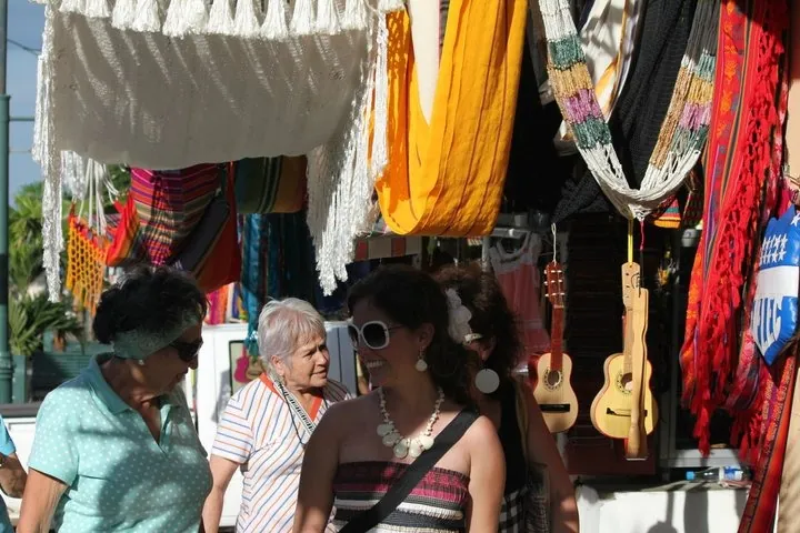 Craft and hammock stalls at the Montecristi market, Manabí